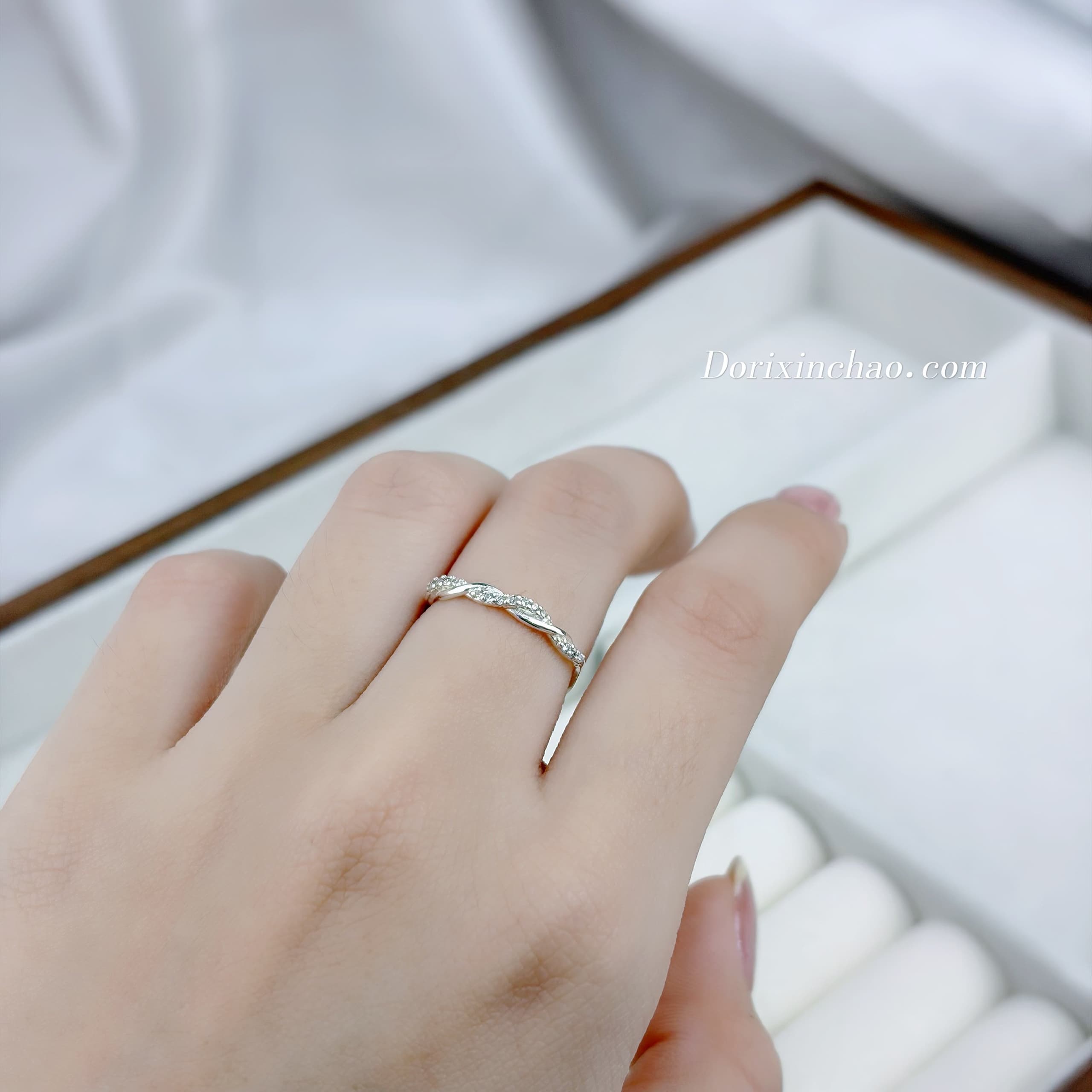 Nhẫn mảnh xoắn